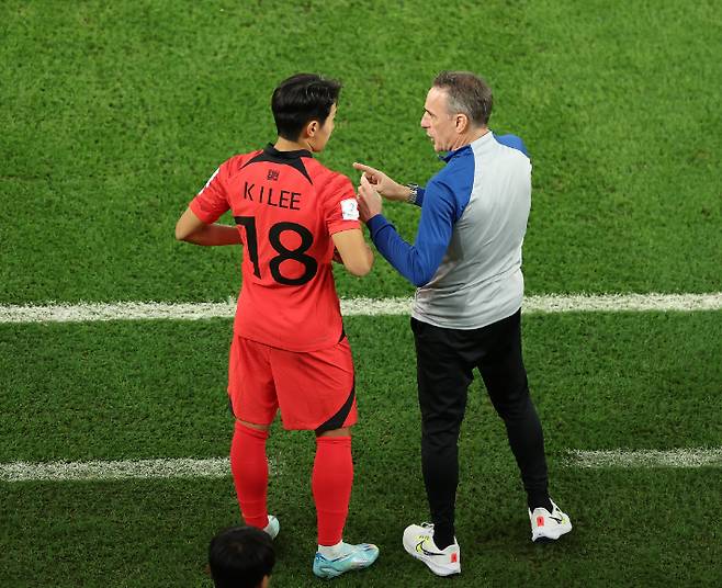 가나와 경기에서 이강인의 교체 출전을 준비하는 파울루 벤투 감독. 연합뉴스