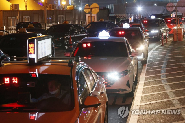 ▲ 심야 시간 서울역 택시 승강장에서 대기하는 택시들 ⓒ 연합뉴스