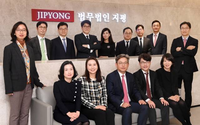 법무법인 지평 부동산PF정상화센터 소속 윤재민((앞줄 왼쪽부터)·송한사·강율리·이승현·이석재·김이태 변호사가 인터뷰에 앞서 기념사진을 찍고 있다. 뒷줄에는 박상배(왼쪽부터)·이승환·강상원·김혜라·배기완·유정한·권순철·안상훈변호사가 함께했다. 권욱 기자