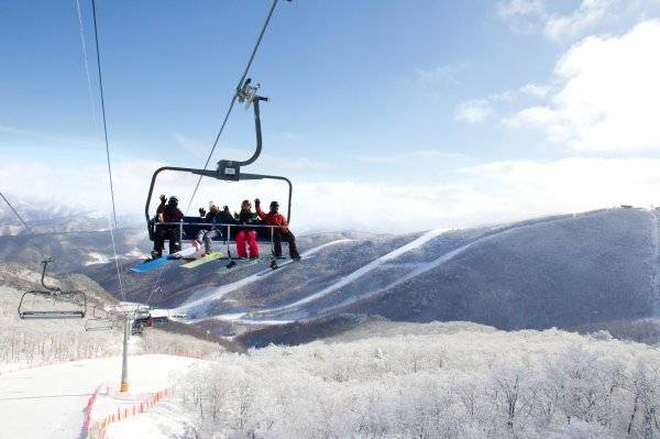 고객들이 하이원리조트 스키장 리프트를 타고 있다. 하이원은 올해 원하는만큼 원하는 시간에 스키를 즐기는 시간요금제와 강원권 스키장 3곳과 연합한 통합이용권 ‘X4+ 시즌패스’를 운영한다. 사진제공｜하이원스키장