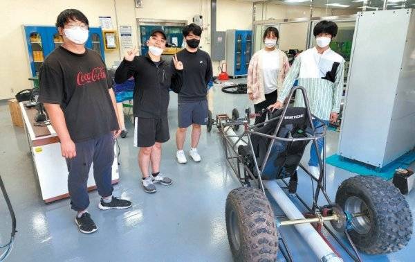 한국산학협력학회가 주최한 ‘제3회 창의혁신 캡스톤 디자인 경진대회’에서 대상을 수상한 아주자동차대 ‘도전’팀의 우제욱, 임휘빈, 
최장욱, 최재은, 이동원 학생(왼쪽부터)이 대상 수상작 ‘압축공기 발사 유인 드래그스터’ 옆에서 포즈를 취하고 있다. 사진제공 l
 한국산학협력학회