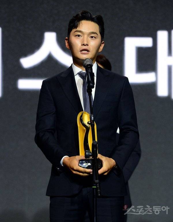 8일 서울 삼성동 그랜드인터컨티넨탈호텔에서 열린 ‘2022 KPGA 제네시스 대상’ 시상식에 참석한 김영수 프로가 제네시스 대상을 수상 후 소감을 밝히고 있다. 김민성 기자 marineboy@donga.com