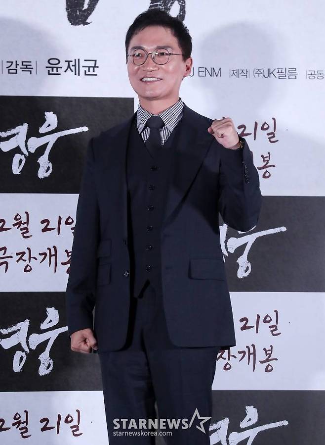 배우 조재윤이 8일 오후 서울 용산구 아이파크몰 CGV에서 진행된 뮤지컬 영화 '영웅' 언론시사회 및 기자간담회에 참석해 포즈를 취하고 있다.  '영웅'은 1909년 10월, 하얼빈에서 이토 히로부미를 사살한 뒤 일본 법정의 사형 판결을 받고 순국한 안중근 의사가 거사를 준비하던 때부터 죽음을 맞이하던 순간까지 잊을 수 없는 마지막 1년을 그린 영화다. 오는 21일 개봉. 2022.12.08 /사진=김창현 기자 chmt@