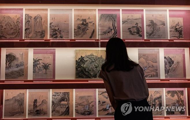 우리나라에 돌아온 겸재 정선의 화첩 (서울=연합뉴스) 황광모 기자 = 6일 오전 서울 종로구 국립고궁박물관에서 열린 '나라 밖 문화재의 여정' 특별전 언론 공개행사에서 관계자가 2005년 독일에서 돌아온 겸재 정선 화첩을 살펴보고 있다.
    국외소재문화재단 설립 10주년을 맞이해 열리는 이번 특별전은 오는 7일부터 9월 25일까지 국립고궁박물관 기획전시실에서 열린다. 2022.7.6 hkmpooh@yna.co.kr