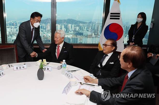 정의화 전 국회의장과 악수하는 정진석 비대위원장 (서울=연합뉴스) 이정훈 기자 = 국민의힘 정진석 비상대책위원장이 8일 서울 영등포구 한 식당에서 열린 상임고문단 회의 및 오찬에서 정의화 전 국회의장과 악수하고 있다. 2022.12.8 uwg806@yna.co.kr