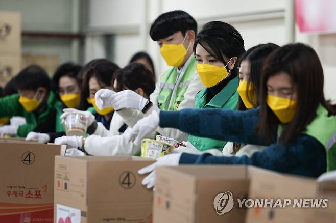 쪽방촌에 전달할 생필품 포장하는 김건희 여사 (서울=연합뉴스) 김건희 여사가 8일 부산 부산진구 새마을운동부산진구지회를 방문, 새마을지도자 및 대학생마을 동아리 회원들과 함께 쪽방촌에 전달할 생필품을 포장하고 있다. 2022.12.8 [대통령실 제공, 재판매 및 DB 금지] seephoto@yna.co.kr