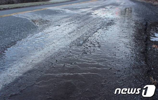 9일 충북·세종은 오전 적은 양의 눈이나 비가 내리는 곳이 있어 출근길 도로 위 살얼음이 발생할 가능성이 있겠다. (사진은 기사 내용과 무관함) / 뉴스1 ⓒ News1