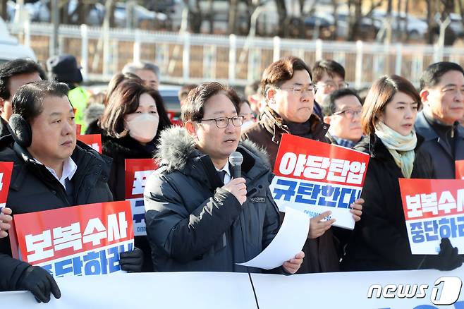 박범계 더불어민주당 검찰독재정치탄압대책위원장이 1일 오전 서울 용산구 대통령실 앞에서 열린 '윤석열 정권 정치탄압 중단 촉구 기자회견 및 공개토론회'에서 발언을 하고 있다. 2022.12.1/뉴스1 ⓒ News1 황기선 기자