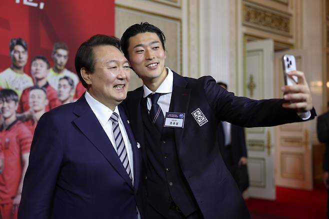 윤석열 대통령과 셀카 찍는 조규성[대통령실 제공, 재판매 및 DB 금지] <저작권자(c) 연합뉴스, 무단 전재-재배포 금지>