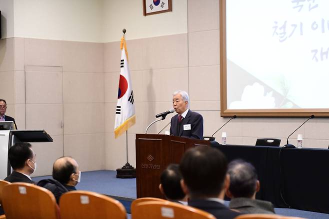 한민구 전 국방부 장관이 8일 용산 전쟁기념관에서 열린 철기 이범석 서거 50년 기념식에서 축사하고 있다. /전쟁기념관