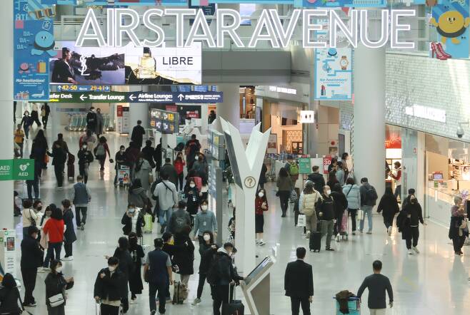 해외로 출국하는 여행객이 늘고 환율이 하락세를 보이면서 면세 이용객이 늘어나는 가운데 7일 오후 인천국제공항 1터미널 면세점이 이용객들로 붐비고 있다. /뉴스1