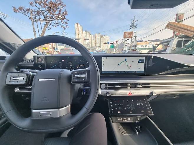 GN7 운전석. 1세대 그랜저를 닮은 스티어링휠이 인상적이다. 스티어링 사이로 보이는 컬럼식 기어노브는 매우 직관적이다. ⓒ데일리안 편은지 기자