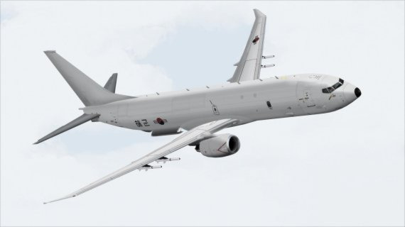 P-8A 포세이돈(Poseidon). B737을 기반으로 현대화된 기체로 개발됐다. 터보팬 엔진을 사용, P-3C의 최대속도 380노트(시속 703km)에 비해 490노트(시속 907km)에 달한다. 최대탐지거리 800㎞의 AN/APY-10 레이더를 갖췄다. 공격능력도 크게 향상됐다. 적 함정 공격을 위한 하푼(Harpoon) 대함 미사일과 육상표적 공격이 가능한 SLAM-ER 최신형 대함·대지 미사일도 탑재될 예정이다. ⦁전장 39.47m ⦁전폭 37.64m ⦁전고 12.83m ⦁최대이륙중량 8만5820kg ⦁엔진 CFMI CFM56-7B 터보팬 엔진 x 2기 ⦁전투행동반경 2222km ⦁항속거리 8300km ⦁실용상승한도 1만2496m. 사진=해군 제공