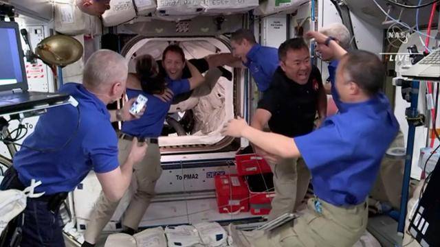 .2021년 4월 24일 국제우주정거장 도킹에 성공한 뒤 포옹을 나누는 JAXA 우주인들. 로이터 제공