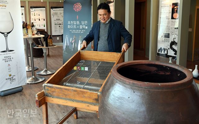 [저작권 한국일보] 김형채 포천일동막걸리 사장이 17일 공장 전시실에 전시된 50년 넘은 막걸리 숙성용 항아리와 입국(배양한 곰팡이)을 가루로 만드는 채에 대해 설명을 하고 있다. 고영권 기자