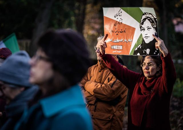 7일 네덜란드 헤이그에서 열린 이란 반정부 시위 지지 집회에서 한 시민이 '이슬람 공화국에 반대한다'고 적힌 팻말을 들고 있다. 헤이그=AFP 연합뉴스