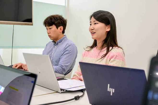 이경은 대리가 HP 제품을 사용하면서 경험했던 보안에 대해 이야기하고 있다