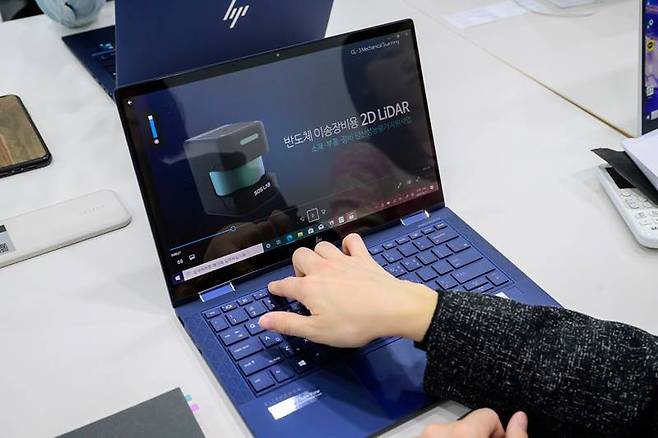 시야각을 좁혀주는 슈어뷰를 사용하는 모습