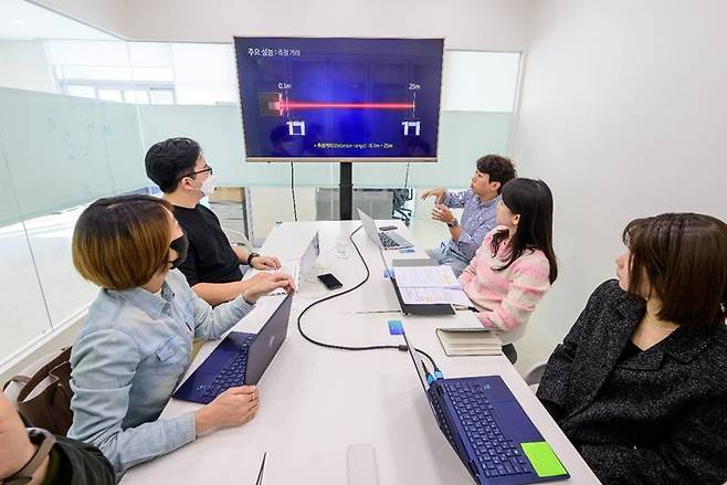 이상빈 차장이 PC와 HP제품을 연결해서 에스오에스랩의 제품을 설명하고 있다