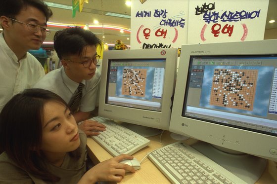 미국은 2018년 중국 IT기업 은성을 제재 명단에 올렸다. 이 기업은 외형상 중국 소재 기업이지만, 실제론 북한의 IT전문가이자 프로그램 개발자 정성화가 운영하는 것으로 나타났다. 정성화는 2000년대 초반 세계 컴퓨터 바둑대회에서 수차례 우승한 북한 프로그램 '은별' 개발자다. 사진은 1998년 국내에 수입된 북한 바둑 소프트웨어 '은별' 판매 현장. [중앙포토]
