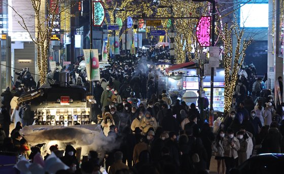 지난해 12월24일 서울 중구 명동거리가 나들이를 나온 시민들로 붐비고 있다. 뉴스1