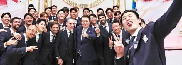 윤석열 대통령이 8일 청와대 영빈관에서 열린 축구 국가대표팀 환영 만찬을 마친 뒤 선수들과 함께 기념촬영을 하고 있다. /대통령실 제공