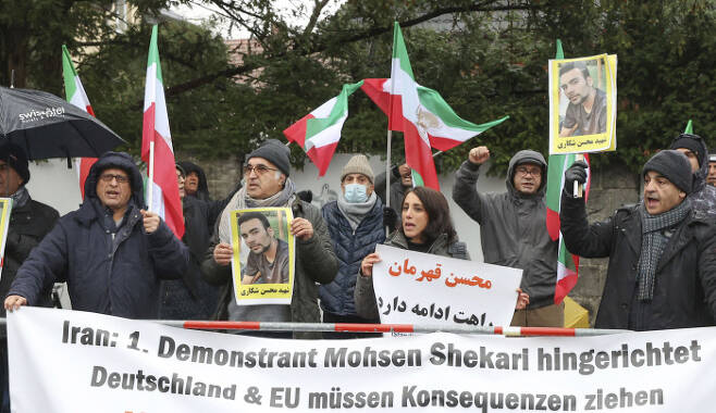 집회 참가자들이 8일(현지시간) 독일 베를린 주재 이란대사관 앞에서 ‘히잡 시위’ 참가 이란인 모센 셰카리의 처형에 반대하는 시위를 벌이고 있다. 베를린 | dpa연합뉴스