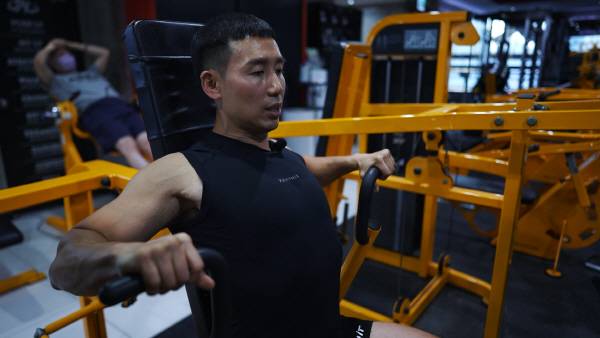 박성용 PK피트니스 대표가 운동 기구 사용법을 설명하고 있다. 김태훈 피디