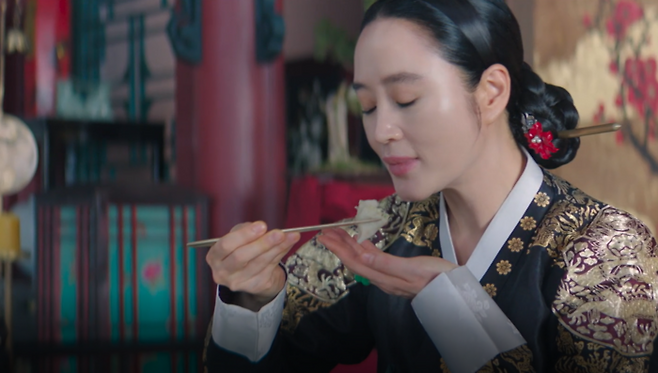 최근 종영한 퓨전사극 ‘슈룹’ 7화에 나온 냉동만두 간접광고의 한 장면. 극중 중전 화령(김혜수)이 아들들에게 받은 만두를 베어물고 있다. <사진제공=스튜디오드래곤>
