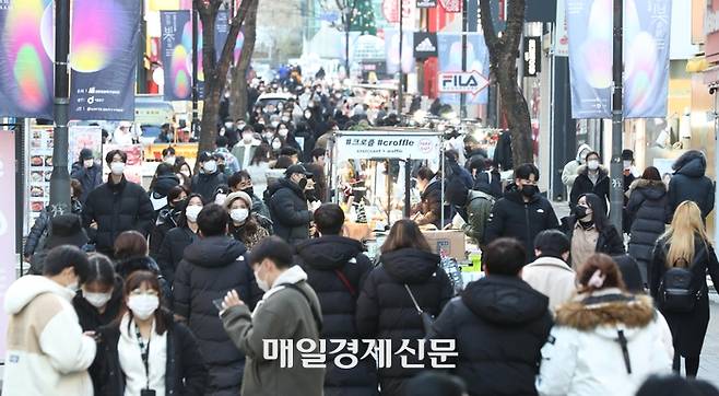 2020년 12월 25일 오후 서울 중구 명동거리에 많은 인파가 몰려 있다. [이승환 기자]