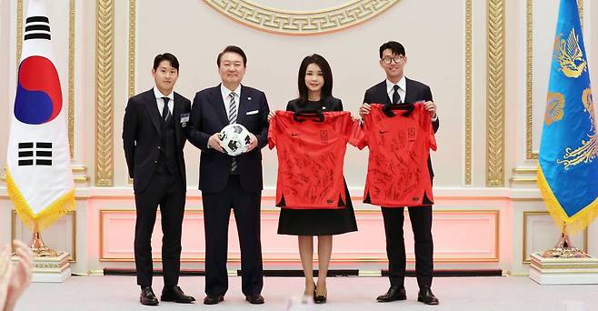 [서울=뉴시스] 홍효식 기자 = 윤석열 대통령과 부인 김건희 여사가 8일 청와대 영빈관에서 열린 카타르 월드컵 축구 국가대표팀 환영 만찬에서 카타르 월드컵 축구 국가대표팀 주장 손흥민 선수와 이강인 선수에게 선수들의 친필 사인 축구공과 유니폼을 선물 받은 뒤 기념촬영을 하고 있다. (대통령실통신사진기자단) 2022.12.08.