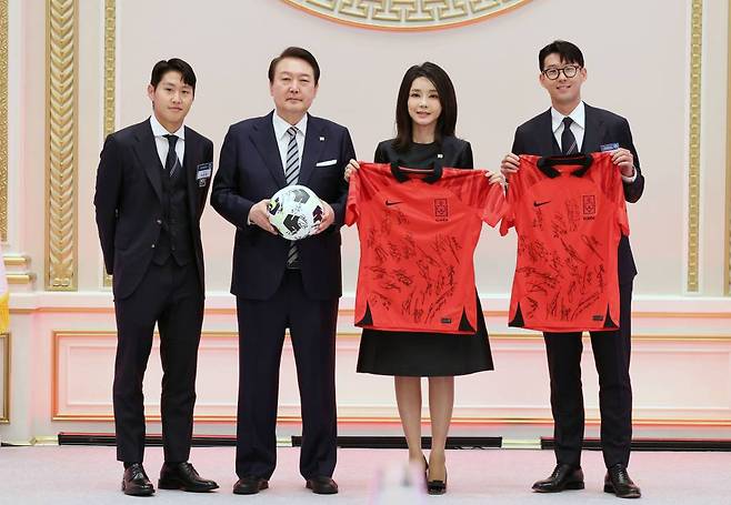 [서울=뉴시스] 홍효식 기자 = 윤석열 대통령과 부인 김건희 여사가 8일 청와대 영빈관에서 열린 카타르 월드컵 축구 국가대표팀 환영 만찬에서 카타르 월드컵 축구 국가대표팀 주장 손흥민 선수와 이강인 선수에게 선수들의 친필 사인 축구공과 유니폼을 선물 받은 뒤 기념촬영을 하고 있다. (대통령실통신사진기자단) 2022.12.08.