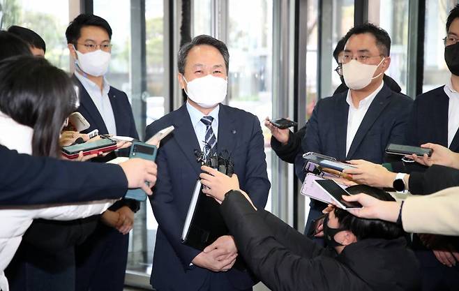 [서울=뉴시스] 김선웅 기자 = 진옥동 신한은행장이 8일 서울 중구 신한은행 본점에서 열린 신한금융그룹 회장후보추천위원회 면접에 참석하며 취재진 질문에 답변하고 있다. 2022.12.08.