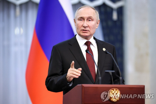 블라디미르 푸틴 러시아 대통령이 9일(현지시각) 키르기스스탄 수도 비슈케크에서 열린 유라시아경제연합(EAEU) 정상회의에서 발언하고 있다. 연합뉴스