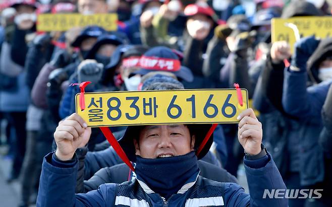 [광주=뉴시스] 김혜인 기자 =  민주노총 광주지역 화물연대 총파업 결의대회가 열린 7일 오후 광주 서구 치평동 광주시청 앞에서 노동자들이 안전 운임제 확대를 촉구하고 있다. 2022.12.07. hyein0342@newsis.com