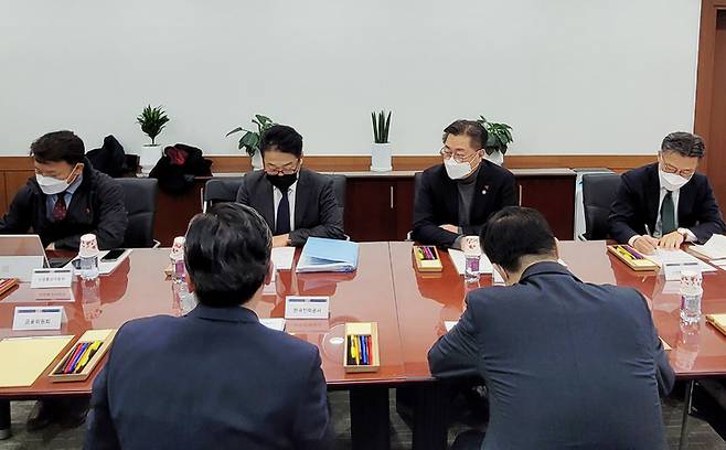 [서울=뉴시스] 박일준 산업통상자원부 2차관이 9일 서울 여의도 한전남서울본부 회의실에서 '한전법 개정안 부결관련 긴급 점검회의'를 주재하고 있다. (사진=산업통상자원부 제공) 2022.12.09. photo@newsis.com *재판매 및 DB 금지