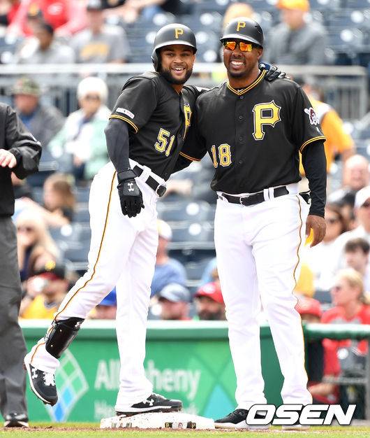 [OSEN=피츠버그(미국 펜실베이니아주), 최규한 기자] 피츠버그 제이슨 마틴이 데뷔 첫 안타를 치고 1루에 안착해 키메라 바티 1루 코치와 인사를 나누고 있다. 2019.04.07 /dreamer@osen.co.kr