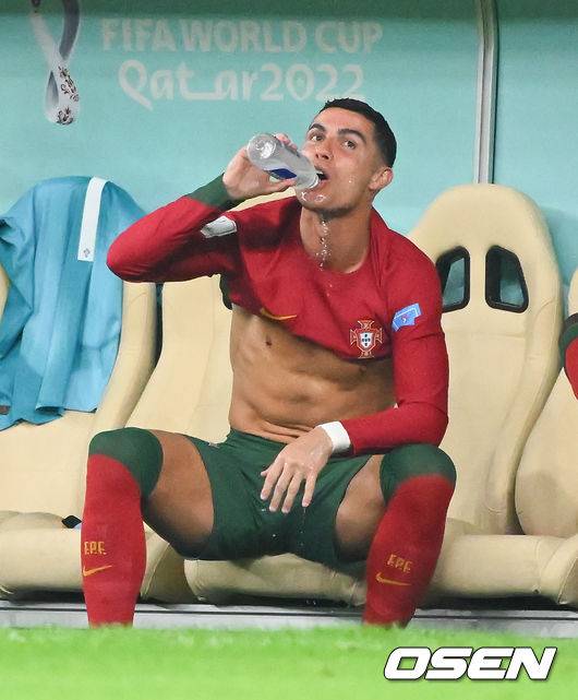 [OSEN=도하(카타르) 박준형 기자]후반 포르투갈 호날두가 교체투입에 앞서 물을 마시고 있다.     2022.12.06 / soul1014@osen.co.kr