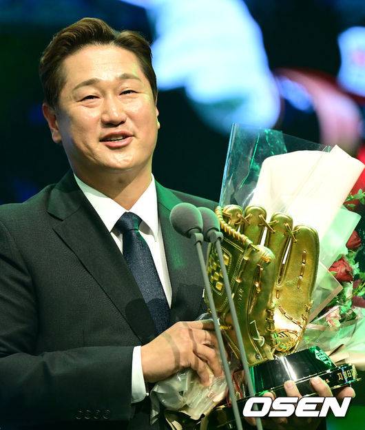 [OSEN=최규한 기자]지명타자 골든글러브를 거머쥔 롯데 이대호가 소감을 전하며 울먹이고 있다. 2022.12.09 / dreamer@osen.co.kr