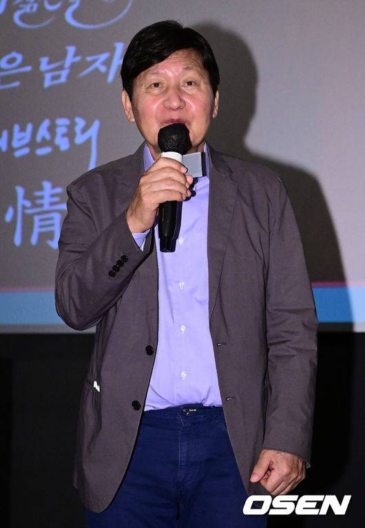 [OSEN=김성락 기자] 15일 오후 서울 강남구 압구정로 CGV 압구정에서 ‘배창호 감독 특별전’ 개막식 무대인사가 열렸다. 데뷔 40주년을 맞이한 배창호 감독은 ‘꼬방동네 사람들’로 데뷔, ‘고래사냥’, ‘깊고 푸른 밤’, ‘황진이’, 기쁜 우리 젊은 날’ 등 총 18 편의 작품을 연출했다. 배창호 감독 특별전은 총 6편의 작품으로 각각 진행되며, 9/15(목)부터 9/28(수)까지 개최된다.배우 안성기가 인사를 전하고 있다. 2022.09.15 /ksl0919@osen.co.kr