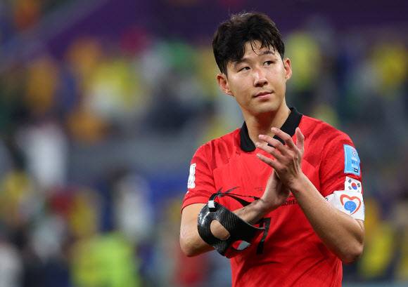 축구 국가대표팀 주장 손흥민이 지난 6일(한국시간) 카타르의 수도 도하 ‘974 스타디움’에서 열린 월드컵 16강전 브라질의 경기가 끝나자 박수를 치며 경기장을 나서고 있다. 도하=연합뉴스