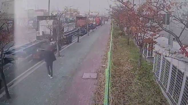 화물연대 노조원이 새총 모양의 도구를 이용해 인근 도로를 향해 쇠구슬을 쏘는 CCTV 장면. 부산경찰청 제공