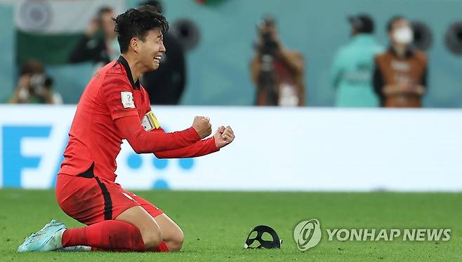 손흥민, 이겼다! (알라이얀=연합뉴스) 임헌정 기자 = 3일 오전(한국시간) 카타르 알라이얀의 에듀케이션 시티 스타디움에서 열린 2022 카타르 월드컵 조별리그 H조 3차전 대한민국과 포르투갈 경기에서 승리를 거두며 16강 진출에 성공한 대표팀 손흥민이 경기 종료 뒤 그라운드에 주저앉아 주먹을 불끈 쥐고 있다. 2022.12.3 kane@yna.co.kr