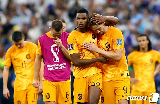 2022 카타르 월드컵 8강에서 탈락한 네덜란드 축구대표팀이 아쉬움을 표하고 있다. ⓒ 로이터=뉴스1