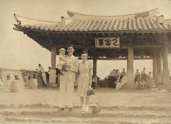 임군홍 가족, 1942년, 개인 소장. 결혼한 지 5년 만에 첫아들을 낳고, 평양에 가족 여행을 가서 찍은 사진이다. 배경에 을밀대가 보인다.