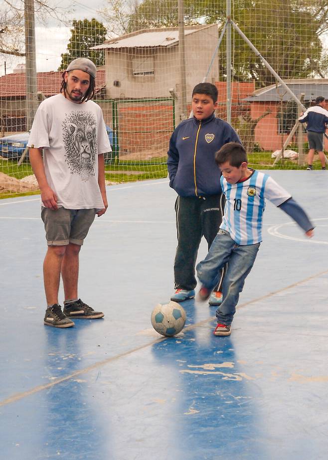 아르헨티나인이 가장 즐겨 입는 10번 리오넬 메시의 유니폼(오른쪽). 노동효 제공