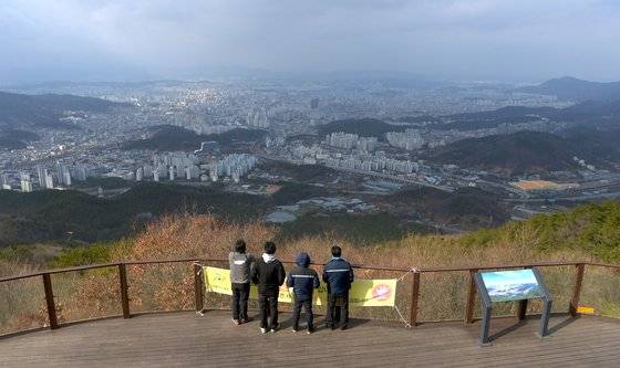 국가숲길로 지정된 대전 둘레산길 식장산 전망대에서 시민들이 도심을 바라보고 있다. 프리렌서 김성태