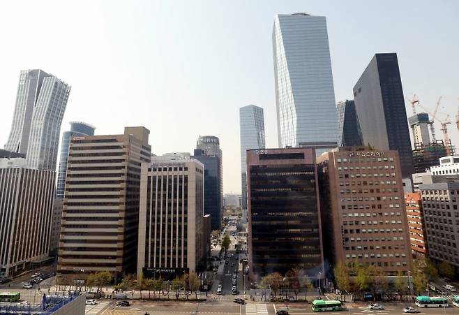 올해 증권업계 불황에 따른 수익성 악화가 일부 증권사의 우발채무 증가로 이어진 것으로 나타났다. 사진은 여의도 증권가./사진=뉴시스