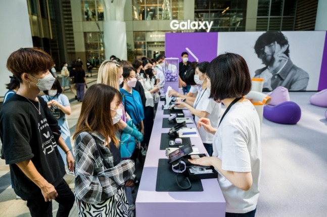 삼성전자가 일본에 마련한 특별 체험 이벤트 부스에서 방문객들이 폴더블폰 ‘갤럭시Z폴드4’ 등을 체험하고 있다. [삼성전자 제공]