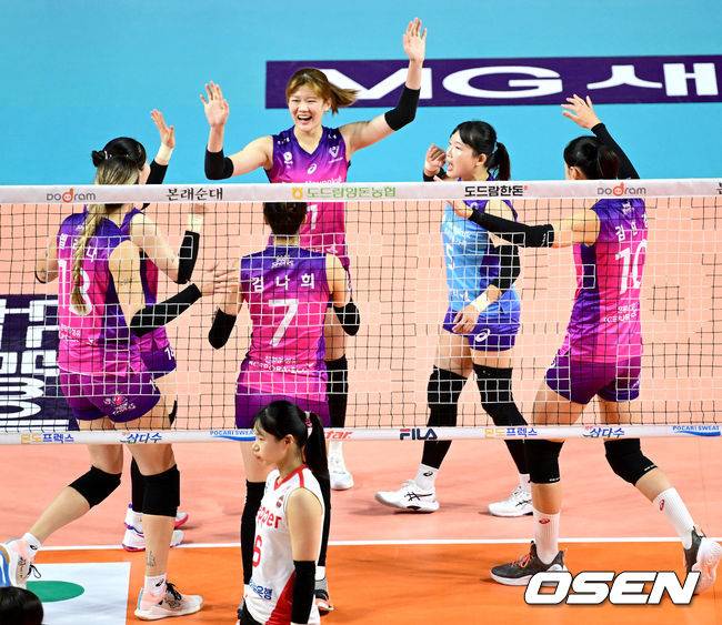 [OSEN=인천, 최규한 기자] 10일 오후 인천 삼산체육관에서 ‘도드람 2022-2023 V-리그’ 흥국생명과 페퍼저축은행의 경기가 열렸다.1세트, 흥국생명 김다은이 서브 에이스를 성공시킨 뒤 기뻐하고 있다. 2022.12.10 / dreamer@osen.co.kr